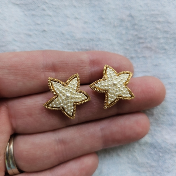 Vintage Avon Sea Treasure Pierced Earrings Starfish, Goldtone, White - Picture 4 of 6